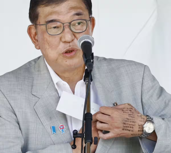 百胜证券 “密密麻麻写满文字”，石破茂演讲时被发现“在手背上打小抄”引争议